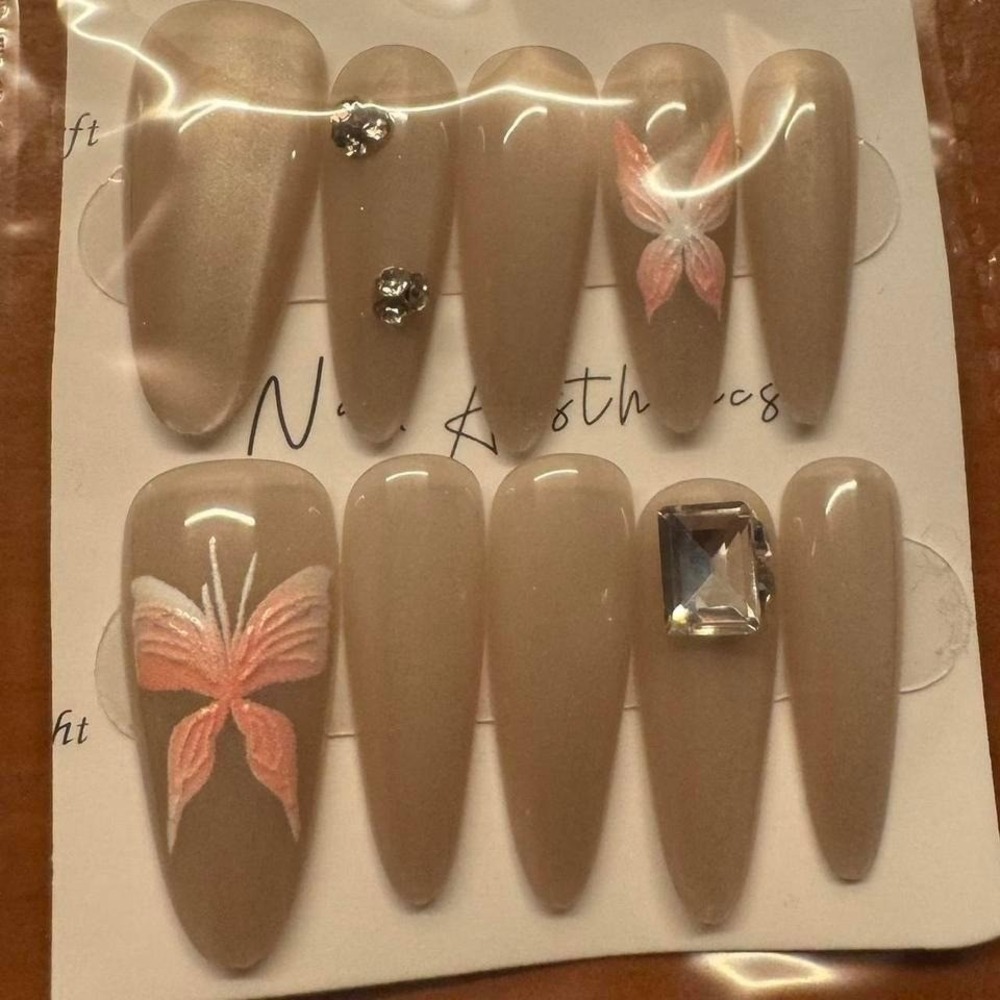 Nude Flutter Nail Set‎ – Press-On Elegance